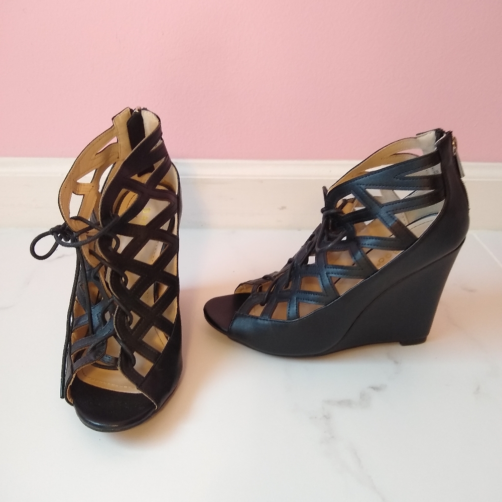 ♥️bamboo brand black lattice tie up wedge heels